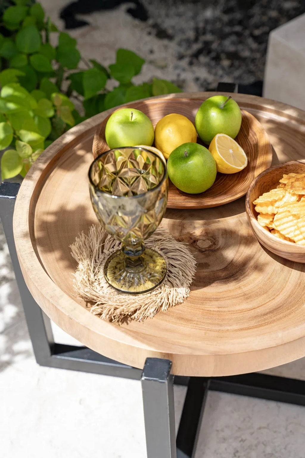Plateau en bois avec bord tressé en raphia, pieds métalliques