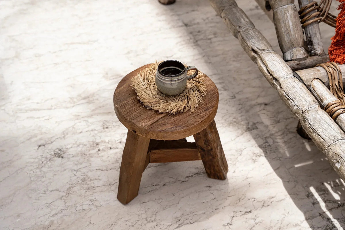 Tabouret en bois rustique avec tasse en métal et sous-verre en raphia frangé