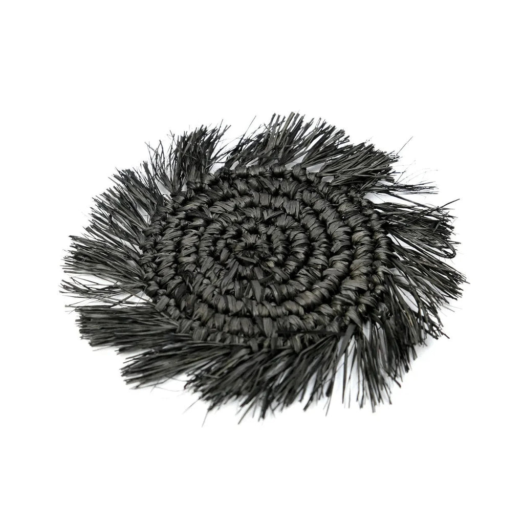 Dessous de verre rond en raphia noir avec franges, tressé et élégant