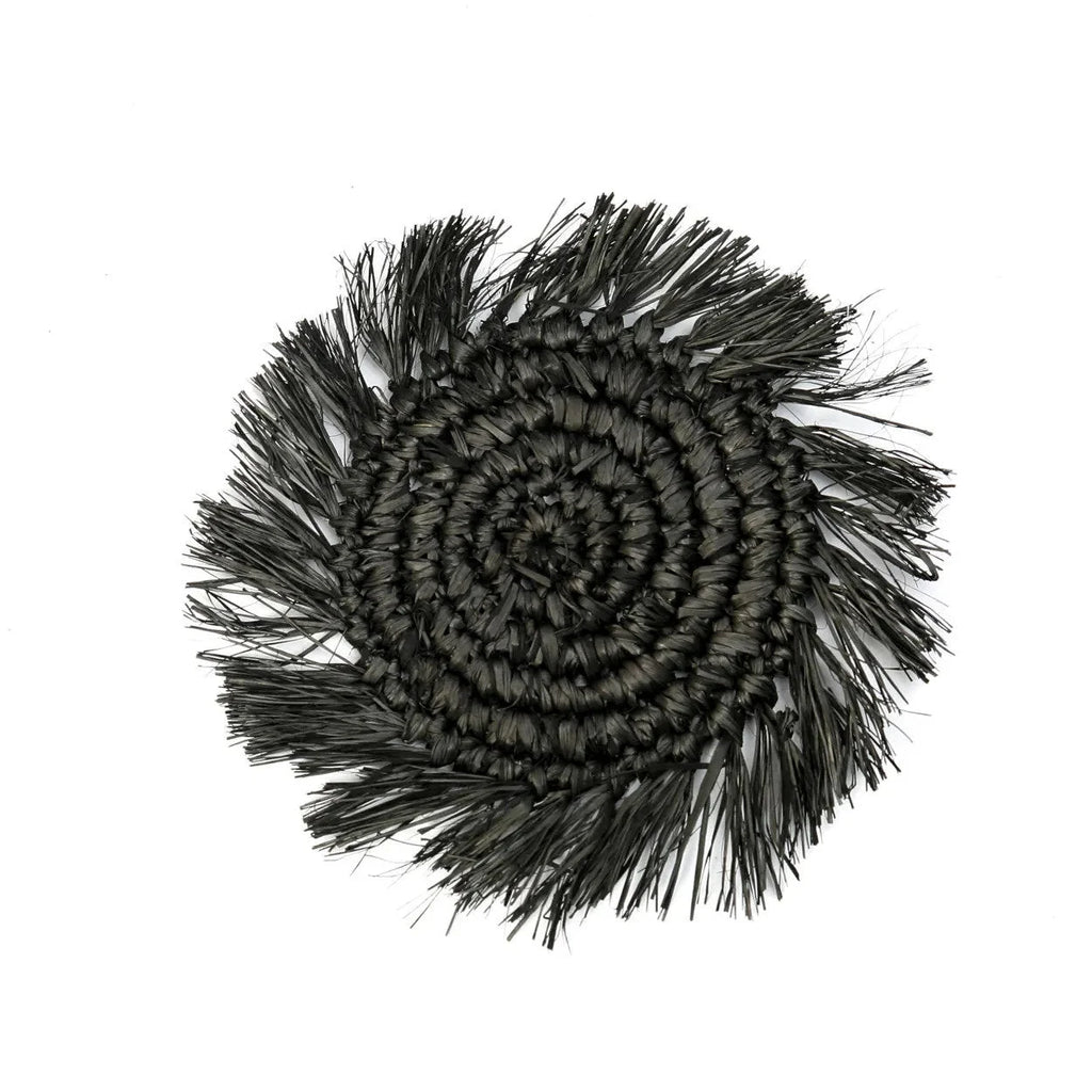 Dessous de verre rond en raphia noir avec franges, tissé et à bord frangé