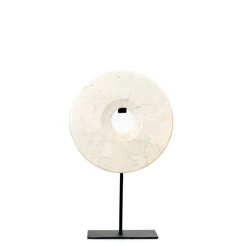 Disque décoratif en marbre crème sur socle métal noir, H35 cm