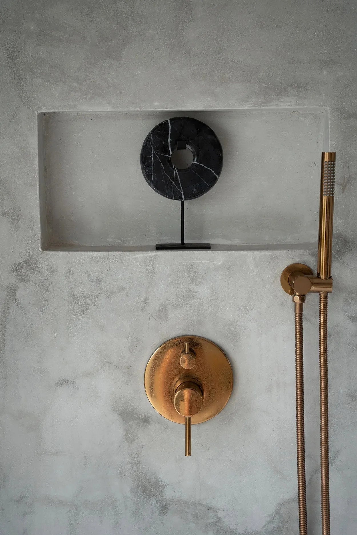 Objet décoratif en marbre noir avec veines blanches sur socle noir