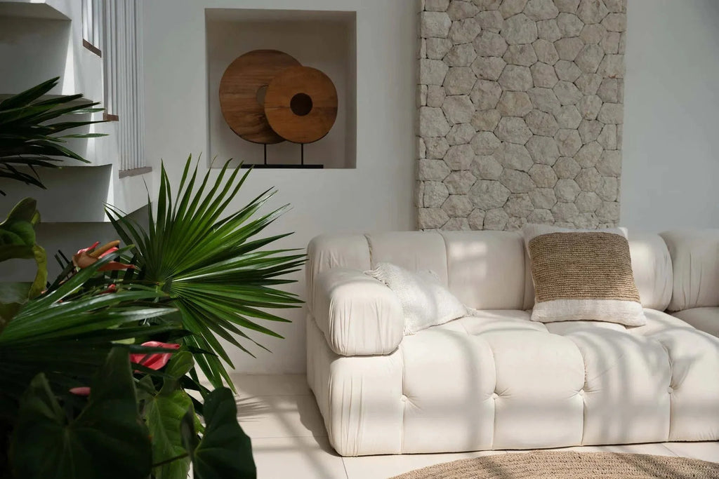 Canapé sectionnel blanc en peluche tufté, parfait pour la décoration intérieure