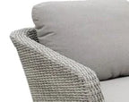 Fauteuil gris en osier tressé avec coussin moelleux, ensemble salon dangle extérieur