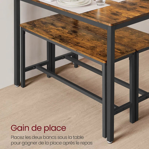 Bancs en bois rustique rangés sous la table pour un gain de place optimal.