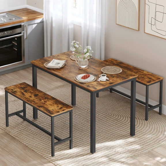 Table et bancs en bois rustique dans une salle à manger lumineuse.