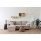 Canapé sectionnel en tissu beige avec ottomane et coussin assorti
