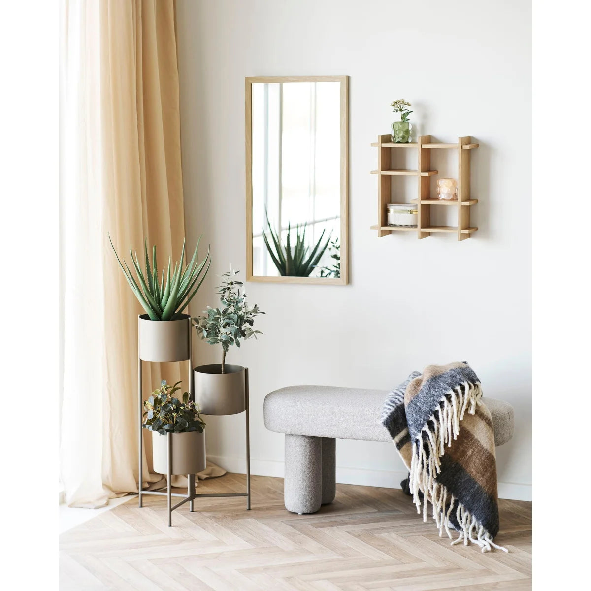 Étagère murale en bois clair asymétrique 40x12x40 cm avec miroir rectangulaire minimaliste
