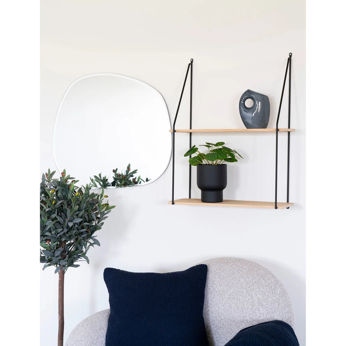 Sculpture céramique noire avec découpe circulaire sur étagère murale bois paulownia et acier noir 55x72 cm