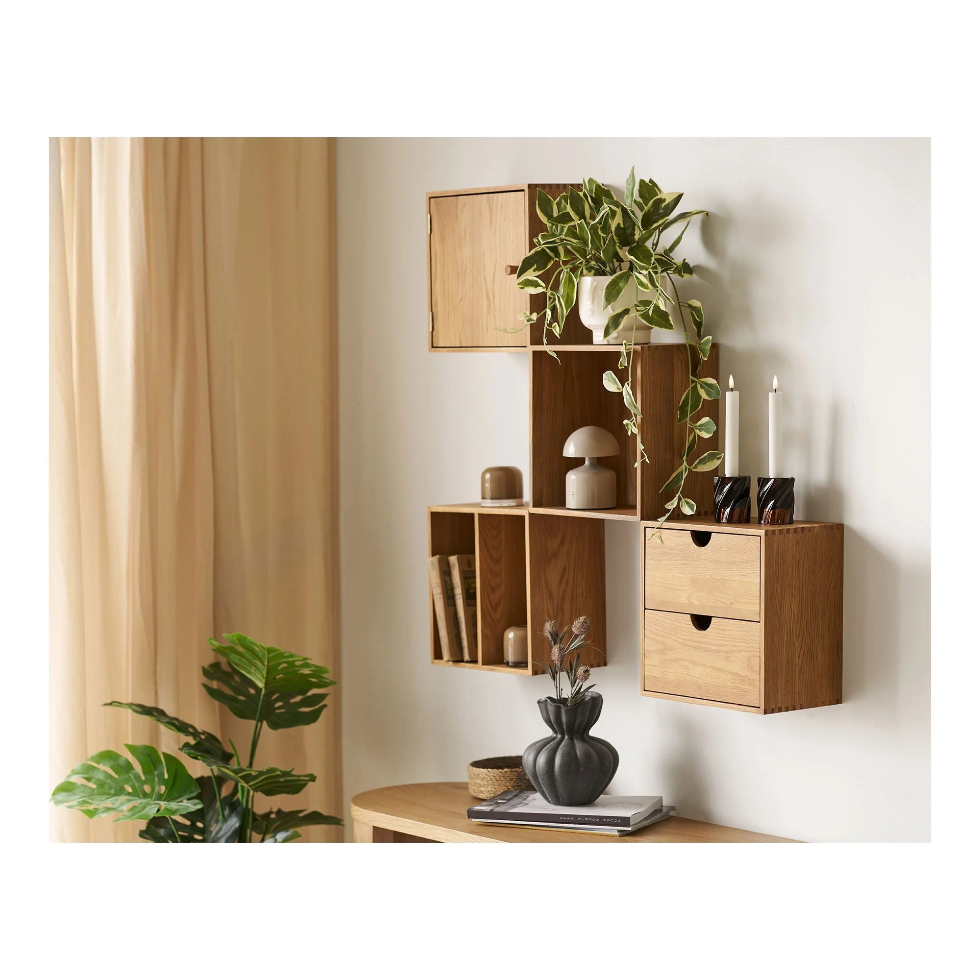 Étagère murale en chêne naturel à deux niches ouvertes 30x18 cm avec plantes