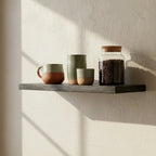 Ensemble de 3 mugs céramiques vert terre et terracotta sur étagère murale flottante noire en bois recyclé 80x18 cm