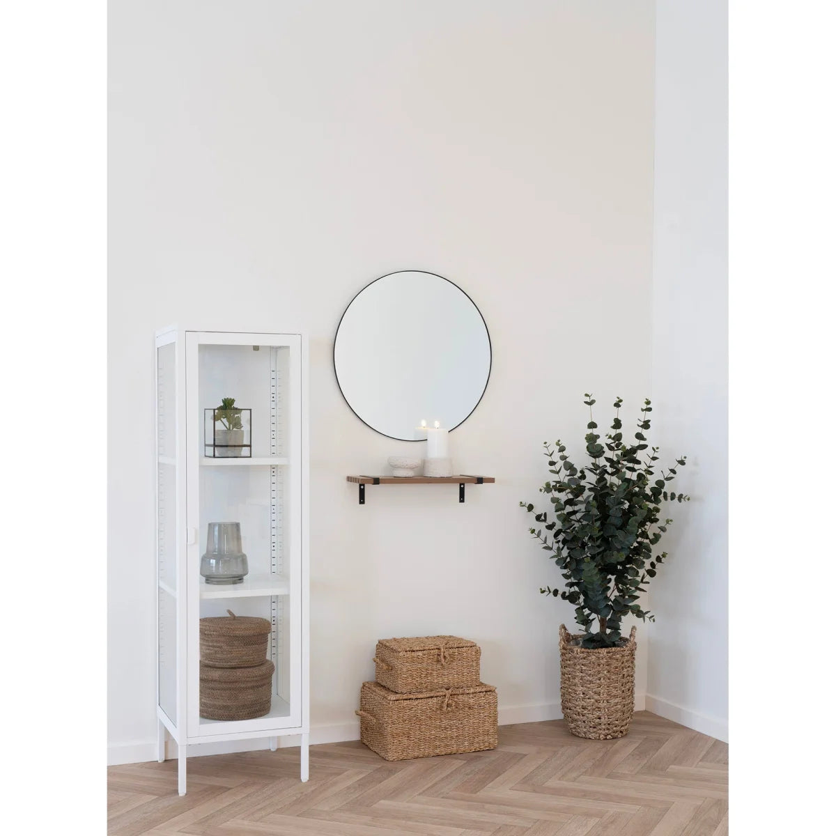 Coin de chambre lumineux et minimaliste avec étagère murale en frêne et métal noir