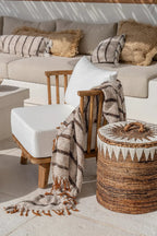 Fauteuil en teck recyclé avec coussins blancs pour salon ou terrasse 70x70 cm