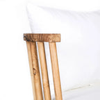Tabouret en bois clair avec trois jambes et siège rectangulaire, parfait pour salon ou terrasse