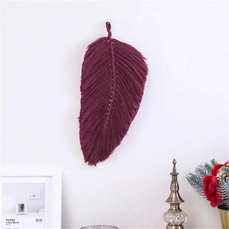 Feuille murale en macramé bordeaux, élégante et chaleureuse, idéale pour salon ou chambre