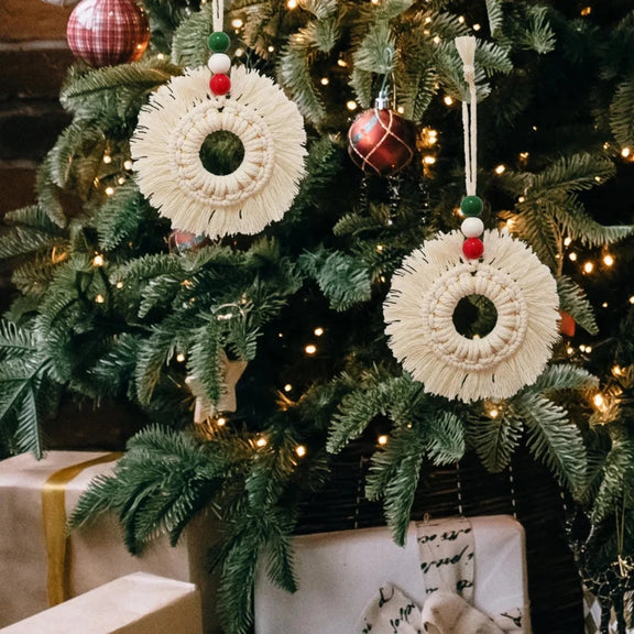 Flocon en macramé décoratif avec feuilles et baies rouges, style bohème pour couronnes de Noël