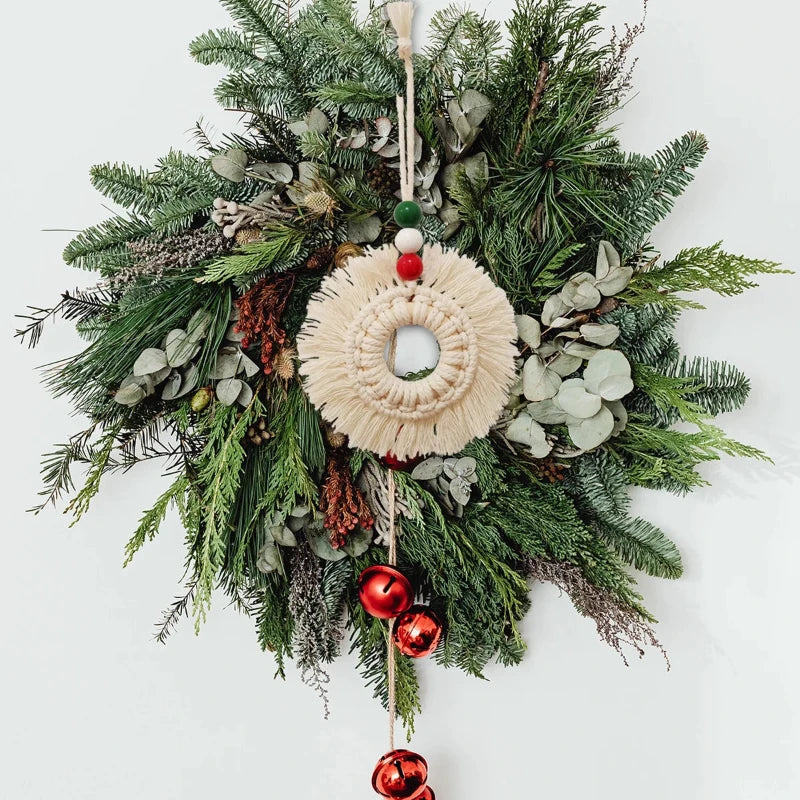 Flocon en macramé décoratif avec feuilles et baies rouges, style bohème pour couronnes de Noël