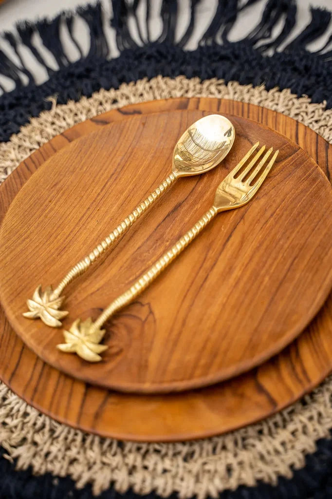 Assiette en bois avec couverts en or en forme de palmier pour La Fourchette de Palmier Or
