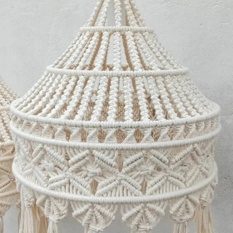 Gros plan des franges et des motifs complexes de l'abat-jour en macramé, tissé à la main pour une touche artisanale.