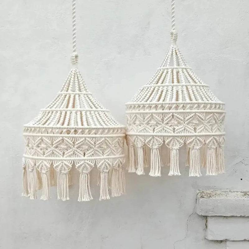 Grand abat-jour en macramé suspendu vu de face, avec des détails de tressage et des franges élégantes, idéal pour une décoration bohème.