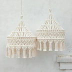 Grand abat-jour en macramé suspendu vu de face, avec des détails de tressage et des franges élégantes, idéal pour une décoration bohème.