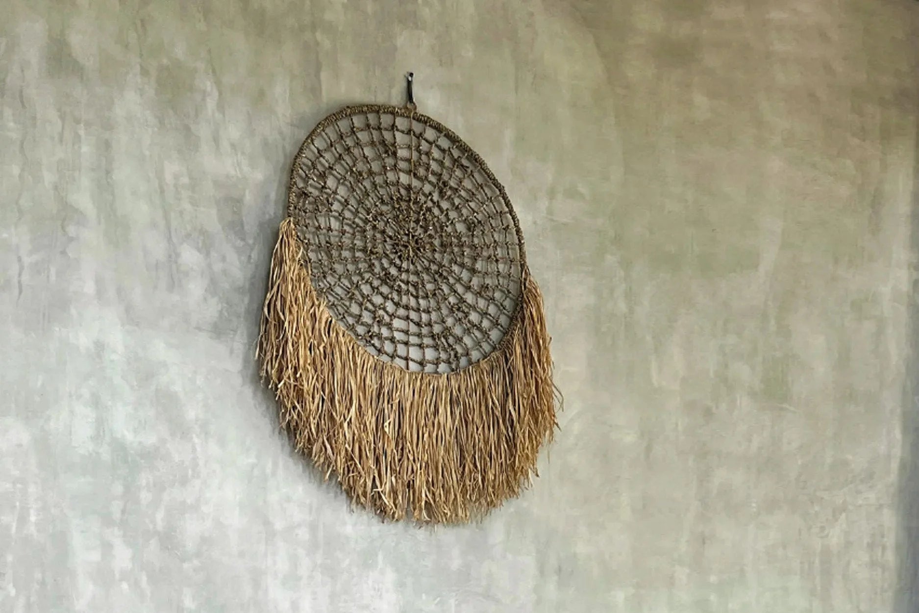Attrape-rêves mural rond en raphia et jonc de mer naturel avec franges