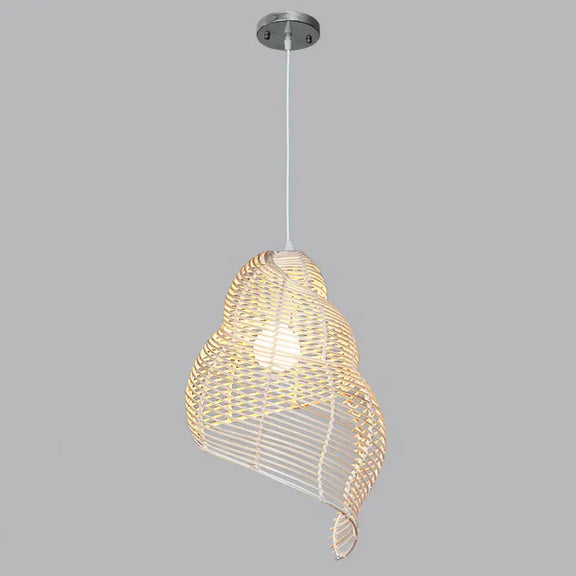 Grand lustre bambou en forme de spirale suspendu, apportant une touche artistique.