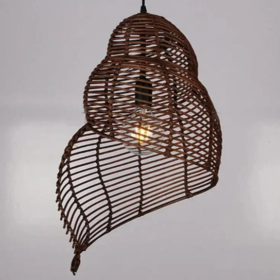 Grand lustre bambou en forme de spirale suspendu, apportant une touche artistique.