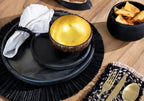 Assiette en terre cuite noire brûlée 30 cm avec place setting nappe blanche et or