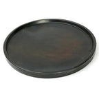 Plateau en terre cuite noire brûlée de 30 cm avec rebord ovalé en bois brun foncé