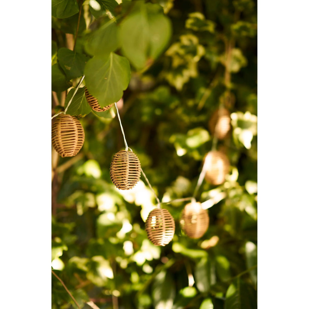 Guirlande lumineuse en rotin naturel avec lanternes ovales ajourées