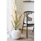 Vase sphérique texturé blanc avec pampa sèche haute en lot de 2 tiges beige sable et vert olive H130 cm