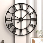 Horloge murale 40 cm en métal noir installée dans un intérieur scandinave.