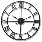 Horloge murale 40 cm en métal noir avec chiffres romains, design ajouré.