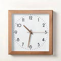 Horloge murale carrée en bois foncé