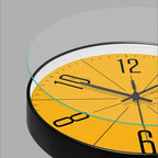 Horloge murale orange gros plan