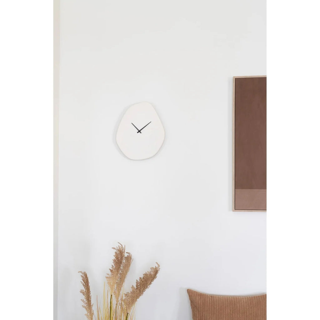 Horloge murale organique en ciment blanc cassé 28x33 cm