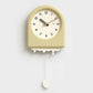 Horloge à pendule moderne taupe avec un effet fonte et un pendule décoratif en forme de goutte, sur fond blanc.