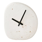 Horloge murale en ciment blanc moucheté aspect galet