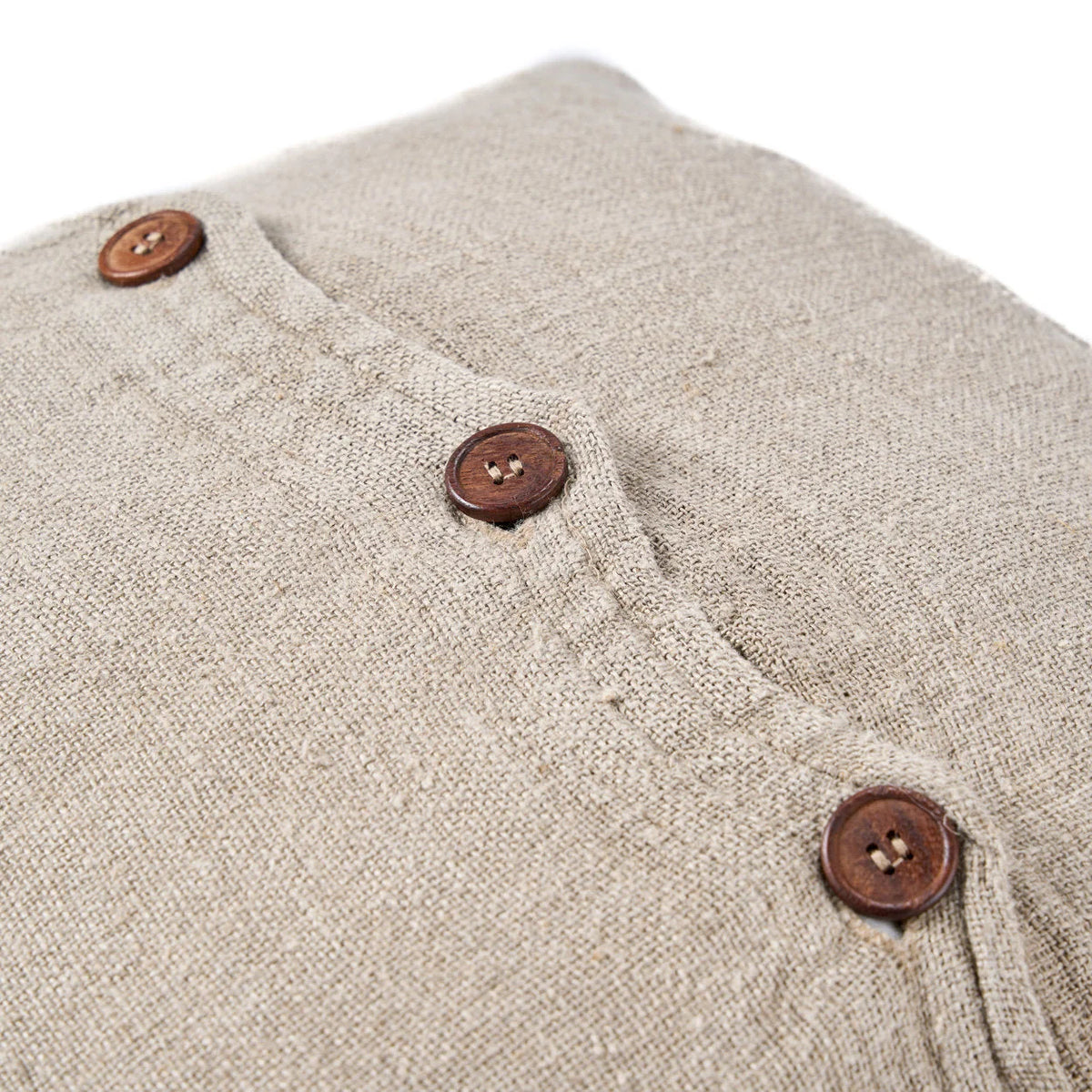 Housse de coussin carré en lin beige texturé à 3 boutons en bois brun