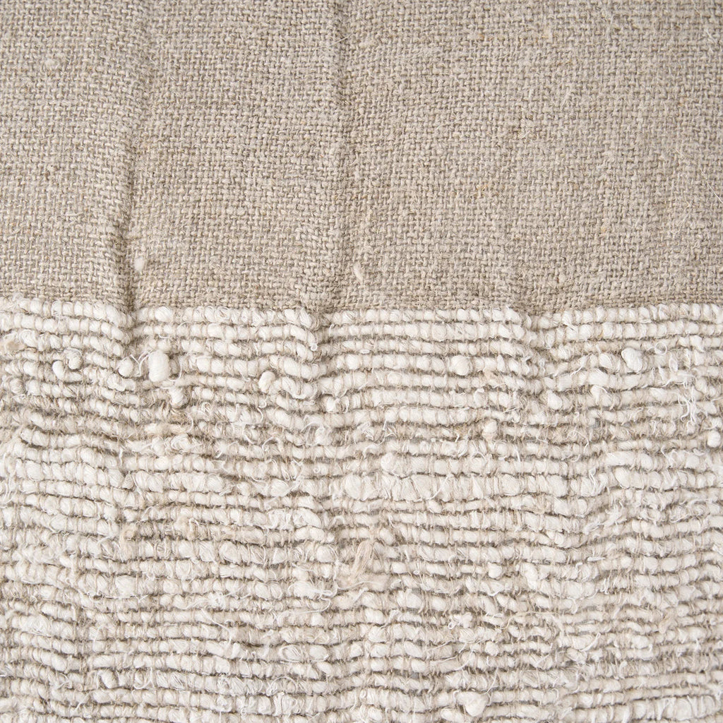 Housse de coussin carré en lin beige écru texturé tissé frangé