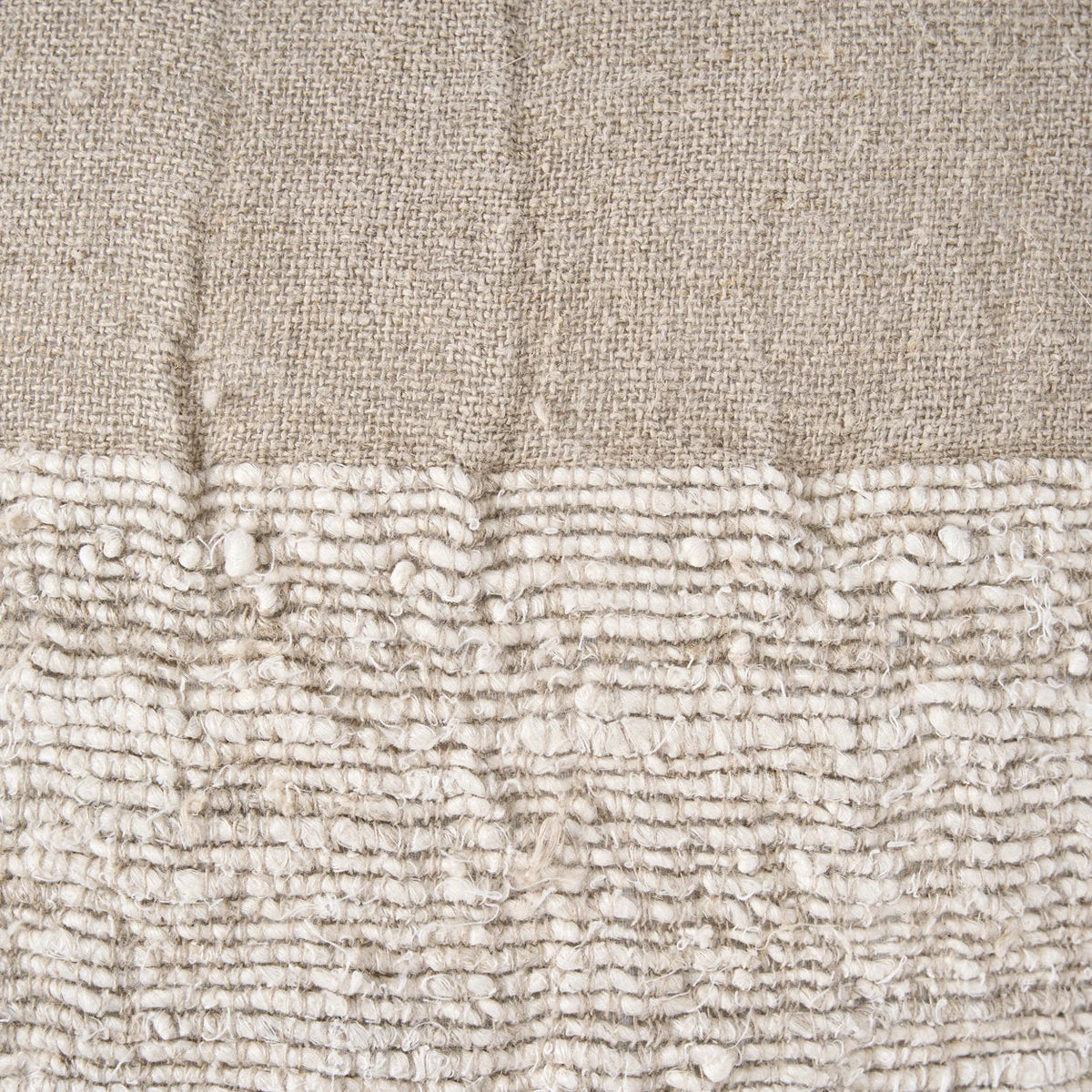 Housse de coussin carré en lin beige écru texturé tissé frangé