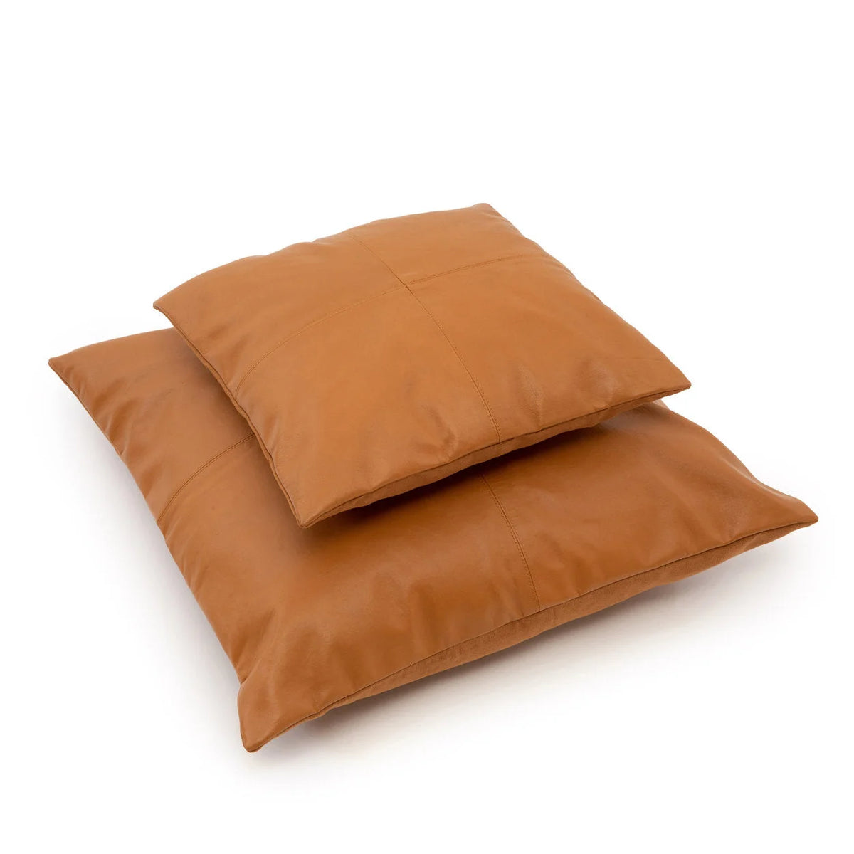 Deux coussins en cuir camel avec couture croisée, 40x40 cm, pour décoration élégante