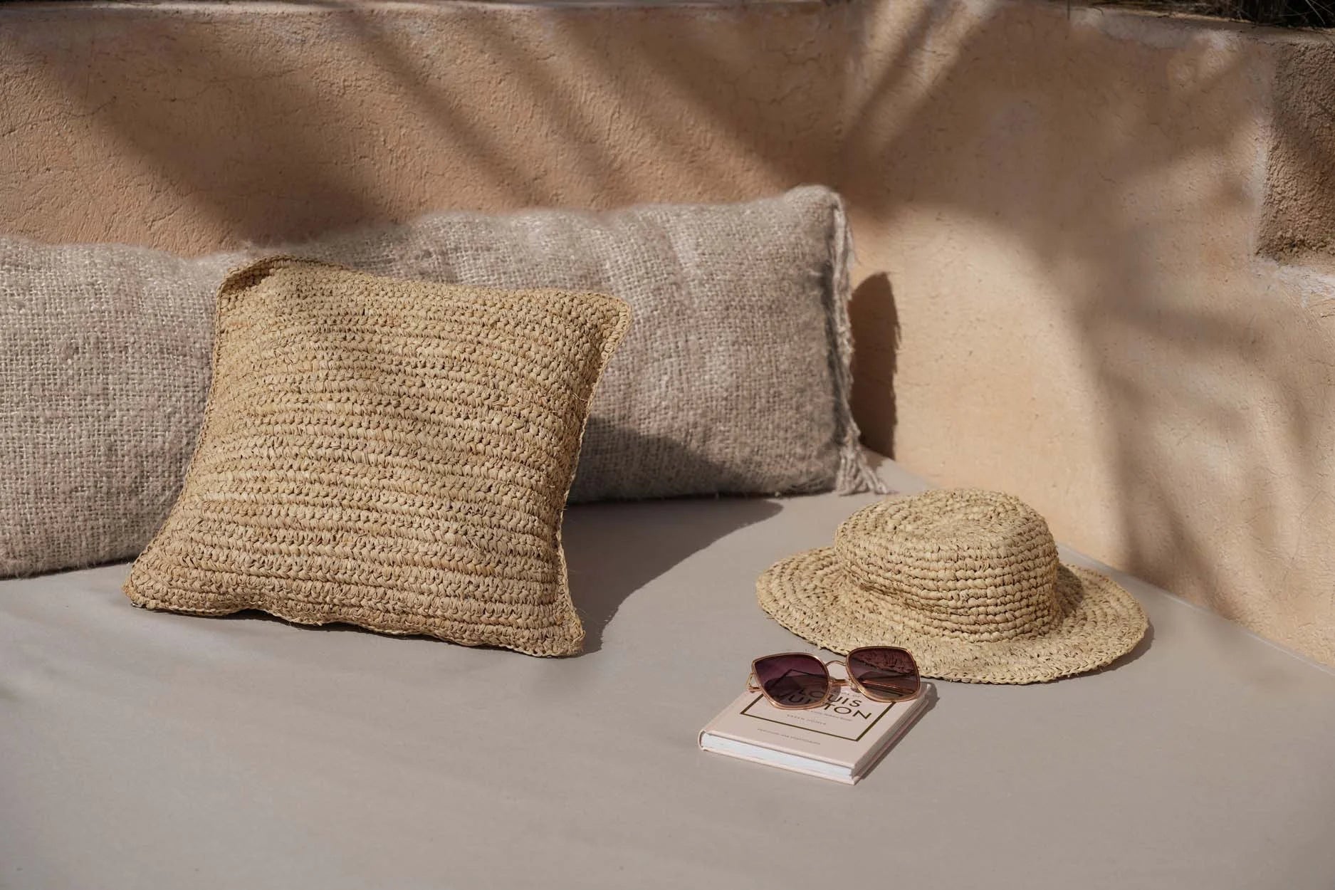 Chapeau de paille tressé en raphia naturel beige