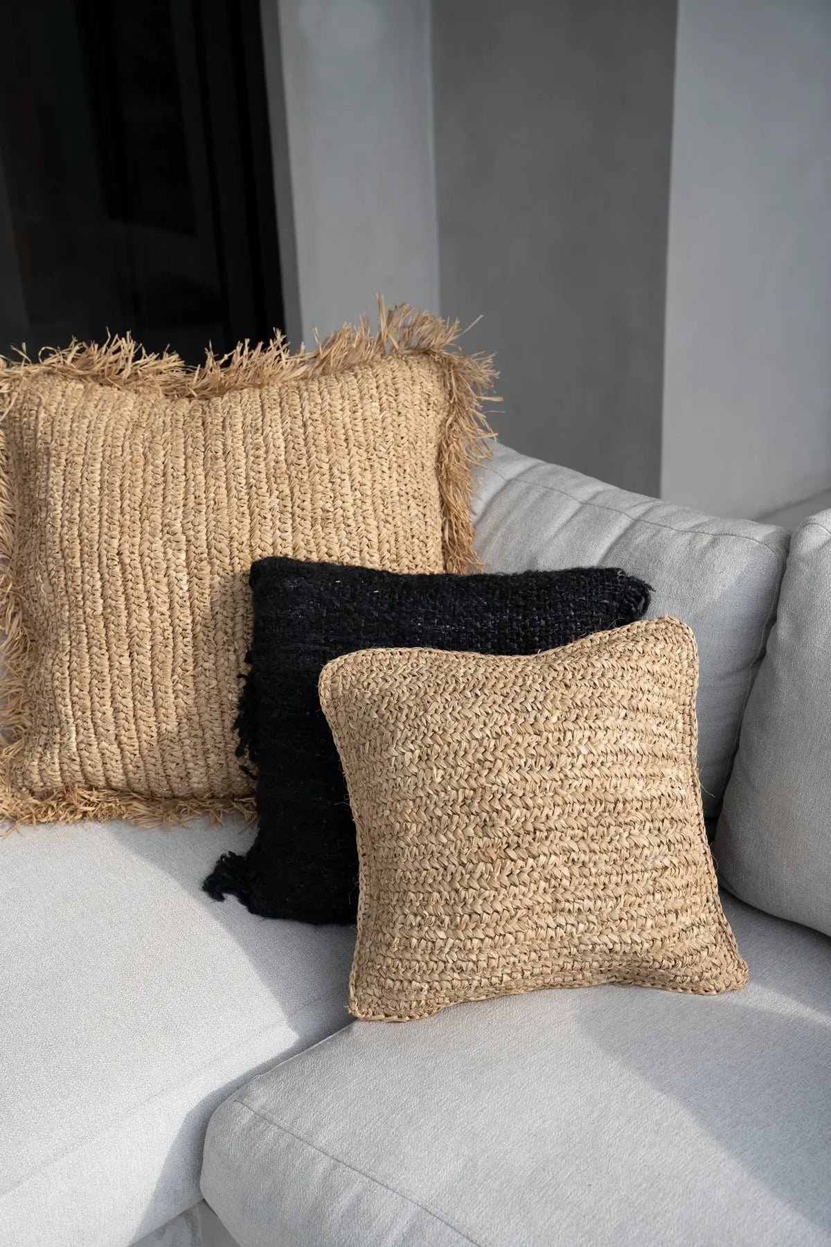 Trois coussins décoratifs en toile de Raphia naturel tressé pour salon ou chambre