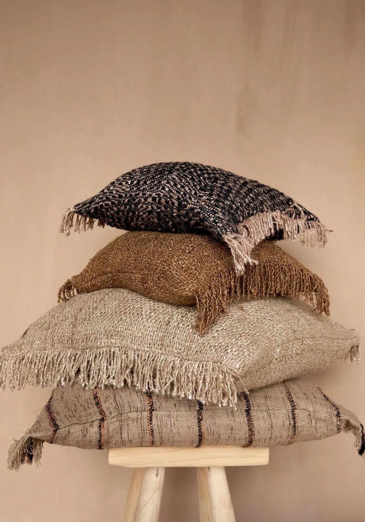 Coussin en coton beige avec franges, empilé, dimensions 60x60 cm, décoration intérieure