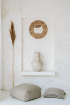 Pouf carré beige en coton avec texture, couture détaillée et franges, 60x60 cm