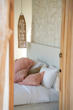 Housse de coussin en coton rose saumon 40x40 cm avec oreillers blancs et roses