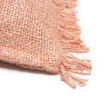 Housse de coussin en coton rose saumon avec textile tissé peachy-pink et franges
