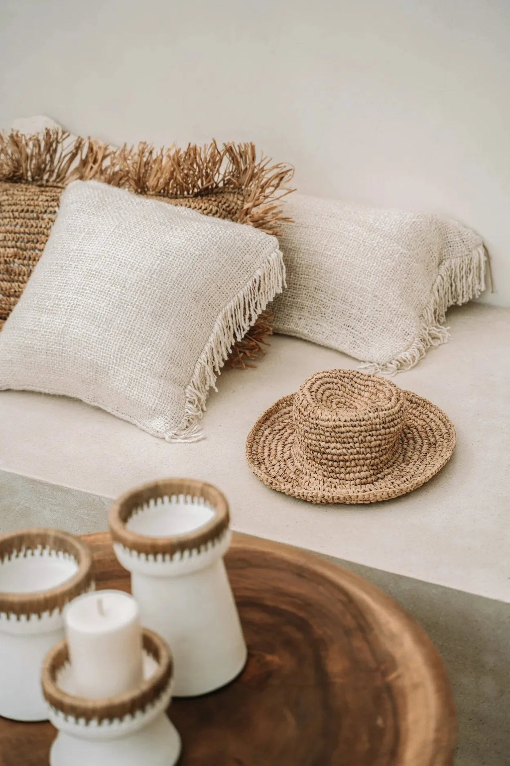 Chapeau de paille tressé beige à large bord texturé